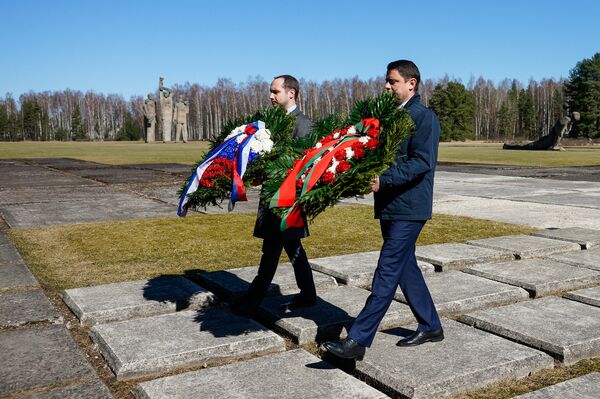 Дипломаты Белоруссии и России возложили цветы и венки на территории Саласпилсского мемориального комплекса Дипломаты Белоруссии и России возложили цветы и венки на территории Саласпилсского мемориального комплекса - Sputnik Латвия