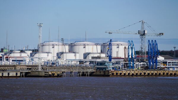 Нефтеналивные терминалы в Вентспилсском свободном порту - Sputnik Латвия