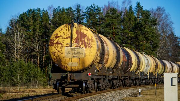 Пустые цистерны идут обратно в Россию из Вентспилса. Транзит грузов из Латвии в Россию - Sputnik Latvija