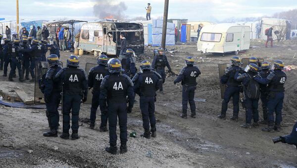Французская полиция во время демонтажа лагеря для мигрантов в Кале - Sputnik Latvija