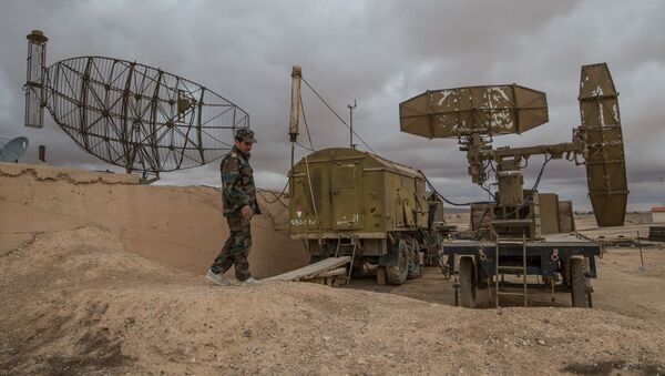 Военнослужащий сирийской армии осматривает локационные станции на базе Военно-воздушных сил Сирии в провинции Хомс - Sputnik Латвия