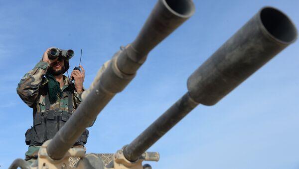 Боей сирийской армии во время наступления на город Эль-Карьятейн - Sputnik Латвия