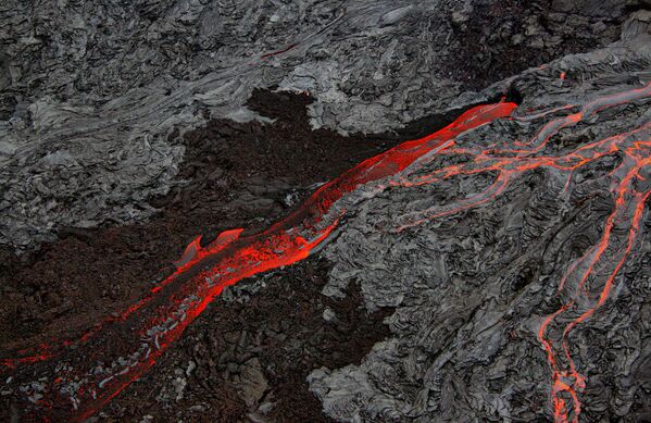 Havaju vulkānu nacionālajā parkā ir divi aktīvi vulkāni – Kilauea un Mauna Loa. UNESCO sarakstā iekļauts 1987. gadā. - Sputnik Latvija
