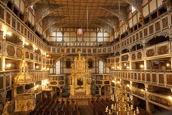 Pasaules baznīca Javora pilsētā Polijā, viena no lielākajām koka baznīcām Eiropā. Tā var uzņemt 7500 cilēkus. XVII gs. otrajā pusē celtā ēka UNESCO sarakstā iekļauta 2001. gadā. - Sputnik Latvija
