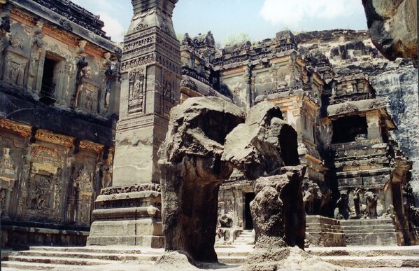 Tempļa komplekss Ellora ciemā Indijā slavens ar monolītā klintī izcirstām gigantiskām induistu, budistu un džainistu dievu statujām. Meistari šeit strādāja pusotru gadsimtu. UNESCO sarakstā iekļauts 1983. gadā. - Sputnik Latvija