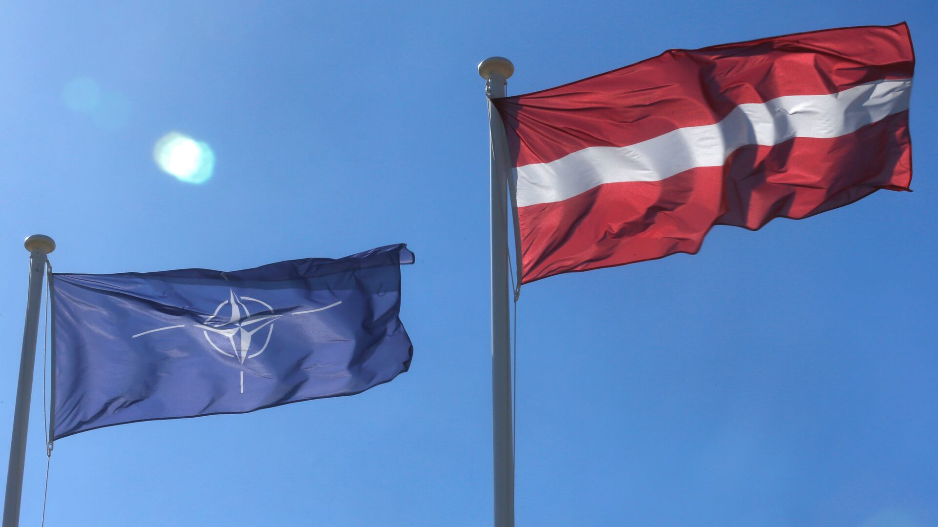 Флаги НАТО и Латвии - Sputnik Latvija, 1920, 10.01.2022