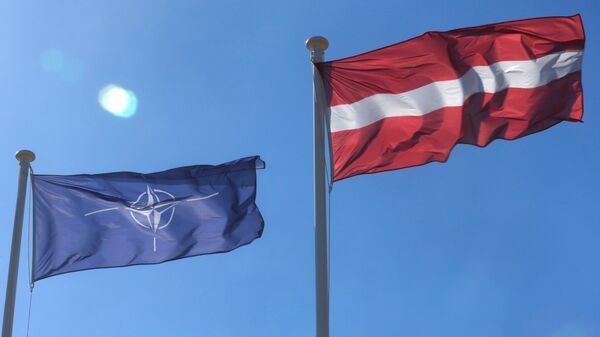 Флаги НАТО и Латвии - Sputnik Латвия