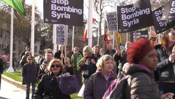 В Великобритании и США прошли протесты против ударов по Сирии - Sputnik Латвия