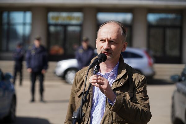 Депутат Европарламента от партии Русский союз Латвии Мирослав Митрофанов на пикете против ареста Александра Гапоненко Депутат Европарламента от партии Русский союз Латвии Мирослав Митрофанов на пикете против ареста Александра Гапоненко - Sputnik Латвия