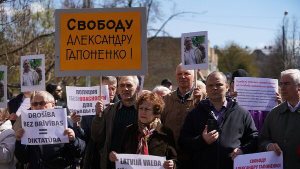 Пикет у здания Полиции безопасности против ареста Александра Гапоненко - Sputnik Latvija
