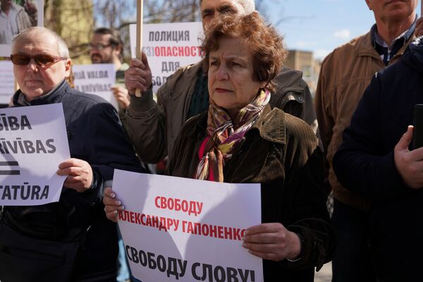 Татьяна Жданок на пикете у здания Полиции безопасности против ареста Александра Гапоненко Татьяна Жданок на пикете у здания Полиции безопасности против ареста Александра Гапоненко - Sputnik Латвия