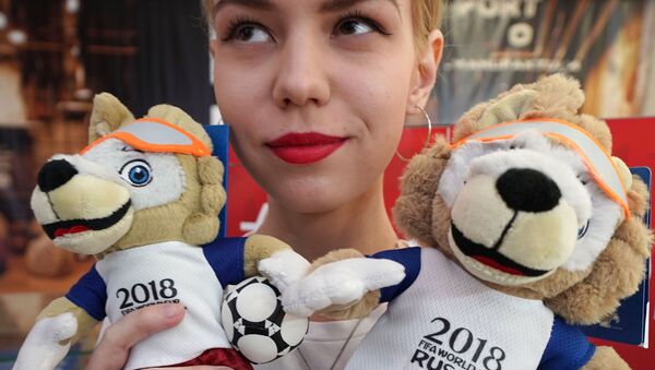 Официальные талисманы чемпионата мира по футболу - 2018 - волки Забиваки в магазине атрибутики ЧМ-2018 по футболу в Калининграде - Sputnik Латвия