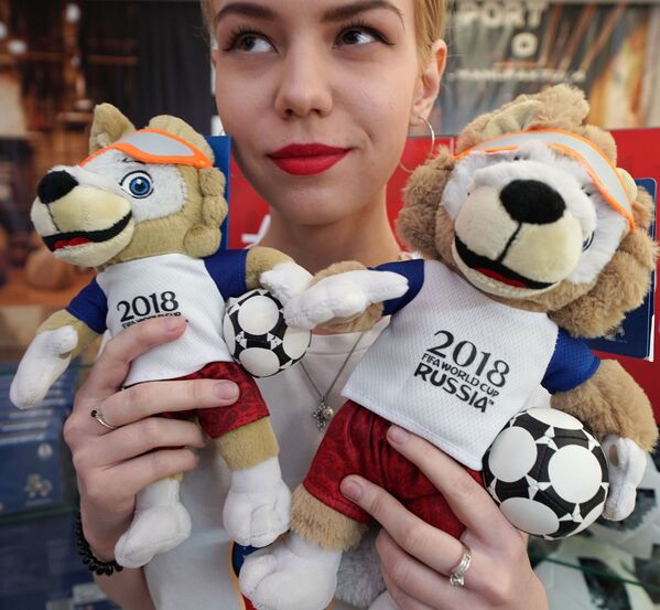 Официальные талисманы чемпионата мира по футболу - 2018 - волки Забиваки в магазине атрибутики ЧМ-2018 по футболу в Калининграде - Sputnik Латвия