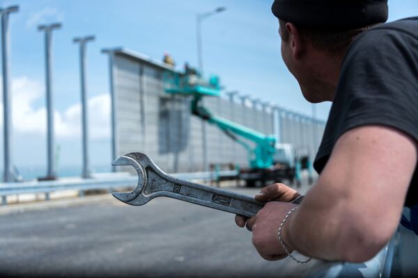 Рабочий на строительстве автомобильных подходов к мосту через Керченский пролив и автомобильной дороги федерального значения Таврида в Крыму - Sputnik Латвия