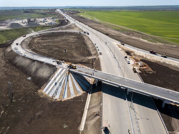 Рабочие на строительстве автомобильных подходов к мосту через Керченский пролив и автомобильной дороги федерального значения Таврида в Крыму - Sputnik Латвия