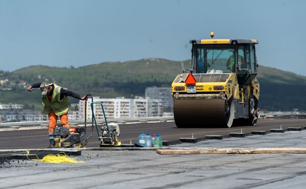 Рабочие на строительстве автомобильных подходов к мосту через Керченский пролив и автомобильной дороги федерального значения Таврида в Крыму - Sputnik Латвия