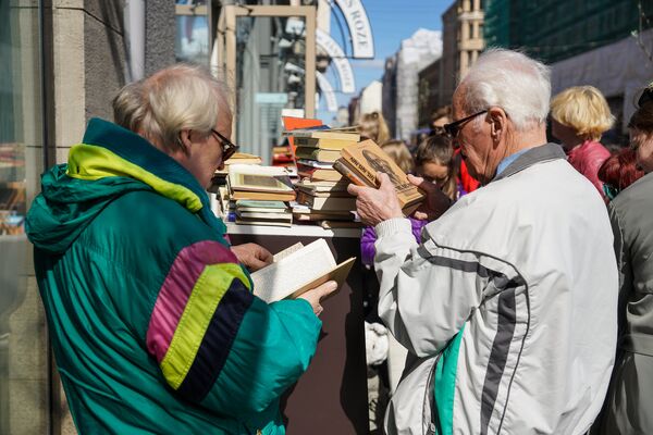 Акция Возьми книгу себе и другу Акция Возьми книгу себе и другу - Sputnik Латвия