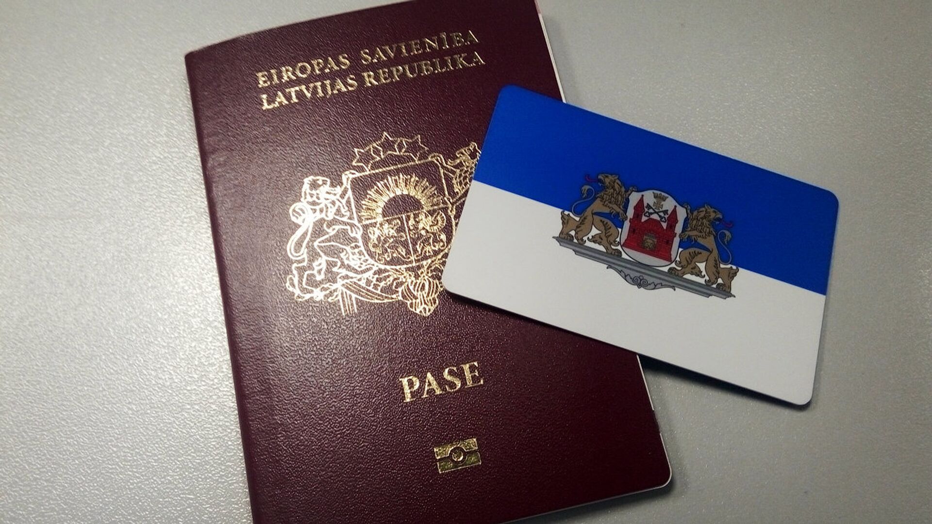 Паспорт гражданина Латвии и Карта рижанина - Sputnik Латвия, 1920, 08.06.2023