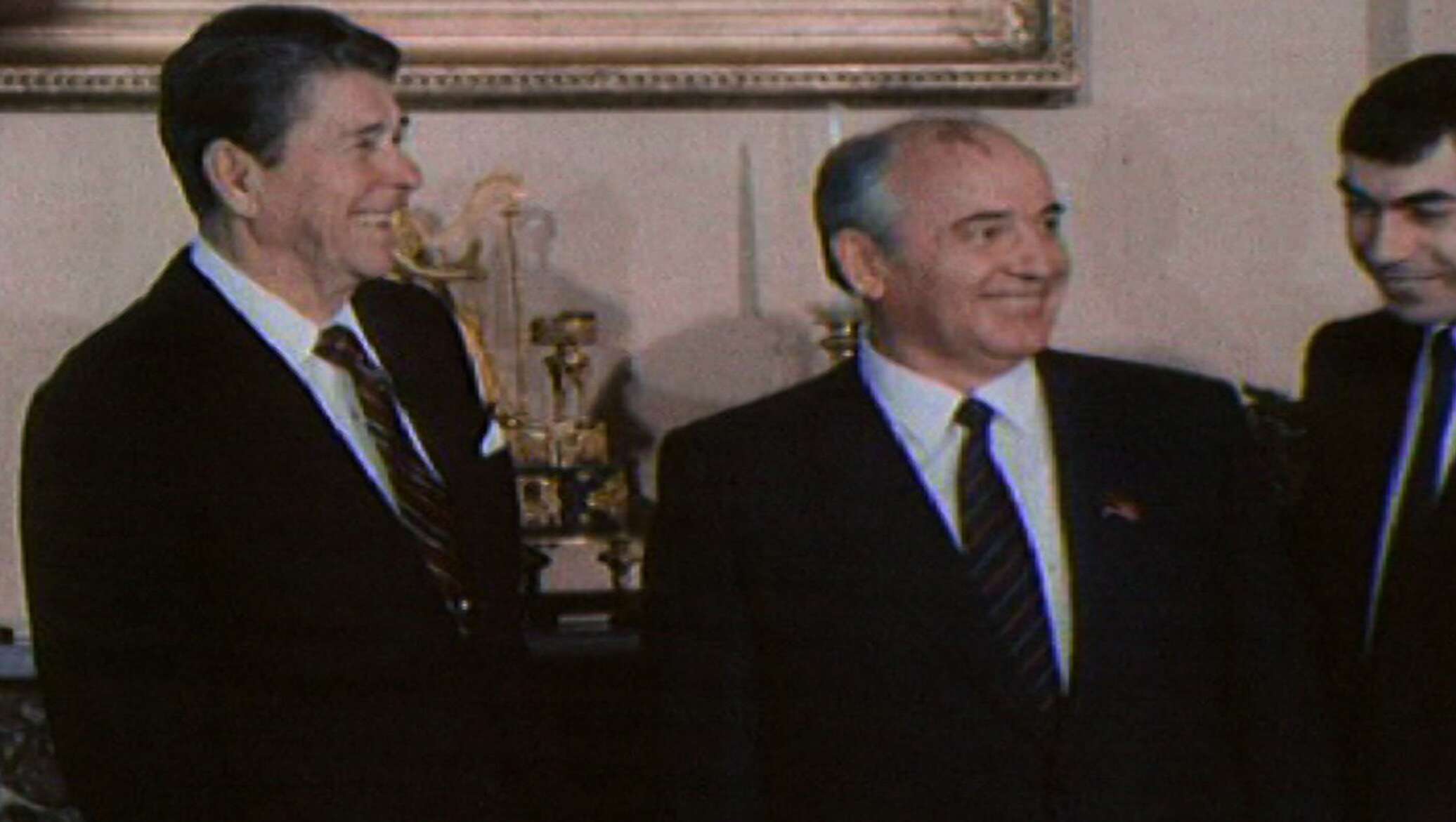 Переговоры рейгана и коля. Горбачев Рейган Женева 1985. Встреча Горбачева и Рейгана в Женеве 1985. Рейган и Горбачев 1985. Встреча Горбачева с Рейганом 1985.