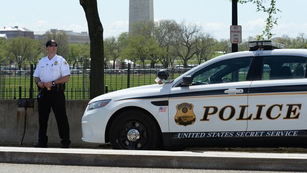 Автомобиль секретной службы США и полицейский у территории Белого дома в Вашингтоне - Sputnik Latvija