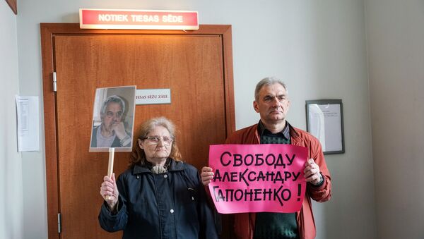 Олег Сысолятин и Валентина Муратова во время заседания Рижского окружного суда по делу Александра Гапоненко - Sputnik Latvija
