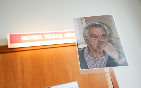 Портрет Гапоненко перед дверью зала суда Портрет Гапоненко перед дверью зала суда - Sputnik Латвия
