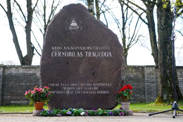 Памятное мероприятие, посвященное 32-й годовщине аварии на Чернобыльской АЭС Памятное мероприятие, посвященное 32-й годовщине аварии на Чернобыльской АЭС - Sputnik Latvija