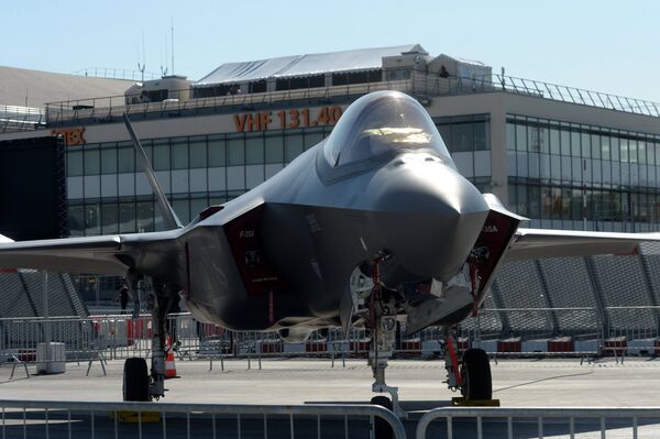 Хвост отвалится: пилотам новейших F-35 запретили выходить на сверхзвук Хвост отвалится: пилотам новейших F-35 запретили выходить на сверхзвук - Sputnik Латвия