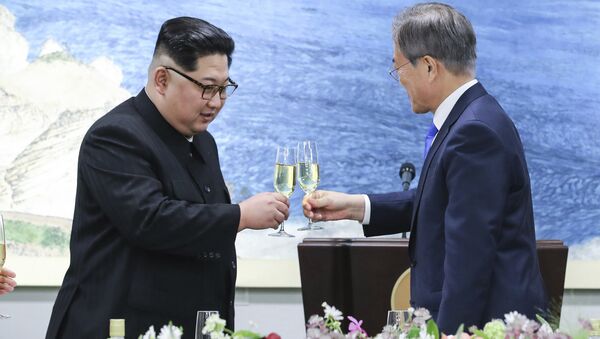 Лидер КНДР Ким Чен Ын и президент Южной Кореи Мун Чжэ Ин (слева направо) во время встречи в демилитаризованной зоне - Sputnik Latvija