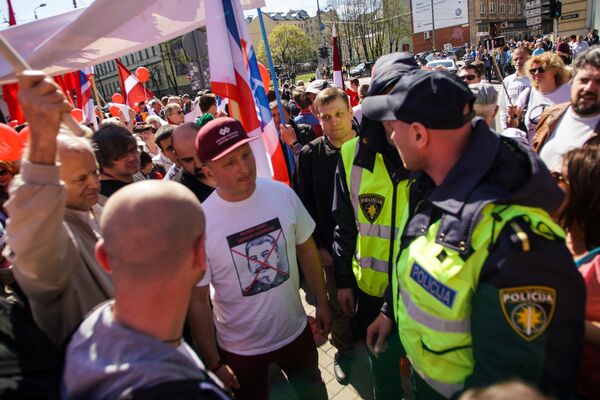 Митинг в защиту права на получение образования на русском языке в Латвии Митинг в защиту права на получение образования на русском языке в Латвии - Sputnik Латвия