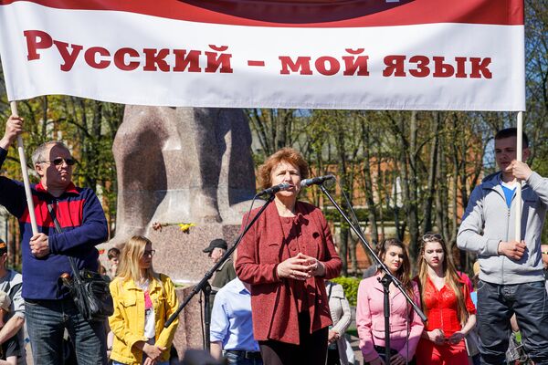 Татьяна Жданок выступает на первомайской демонстрации Штаба защитников русских школ в Риге Татьяна Жданок выступает на первомайской демонстрации Штаба защитников русских школ в Риге - Sputnik Латвия