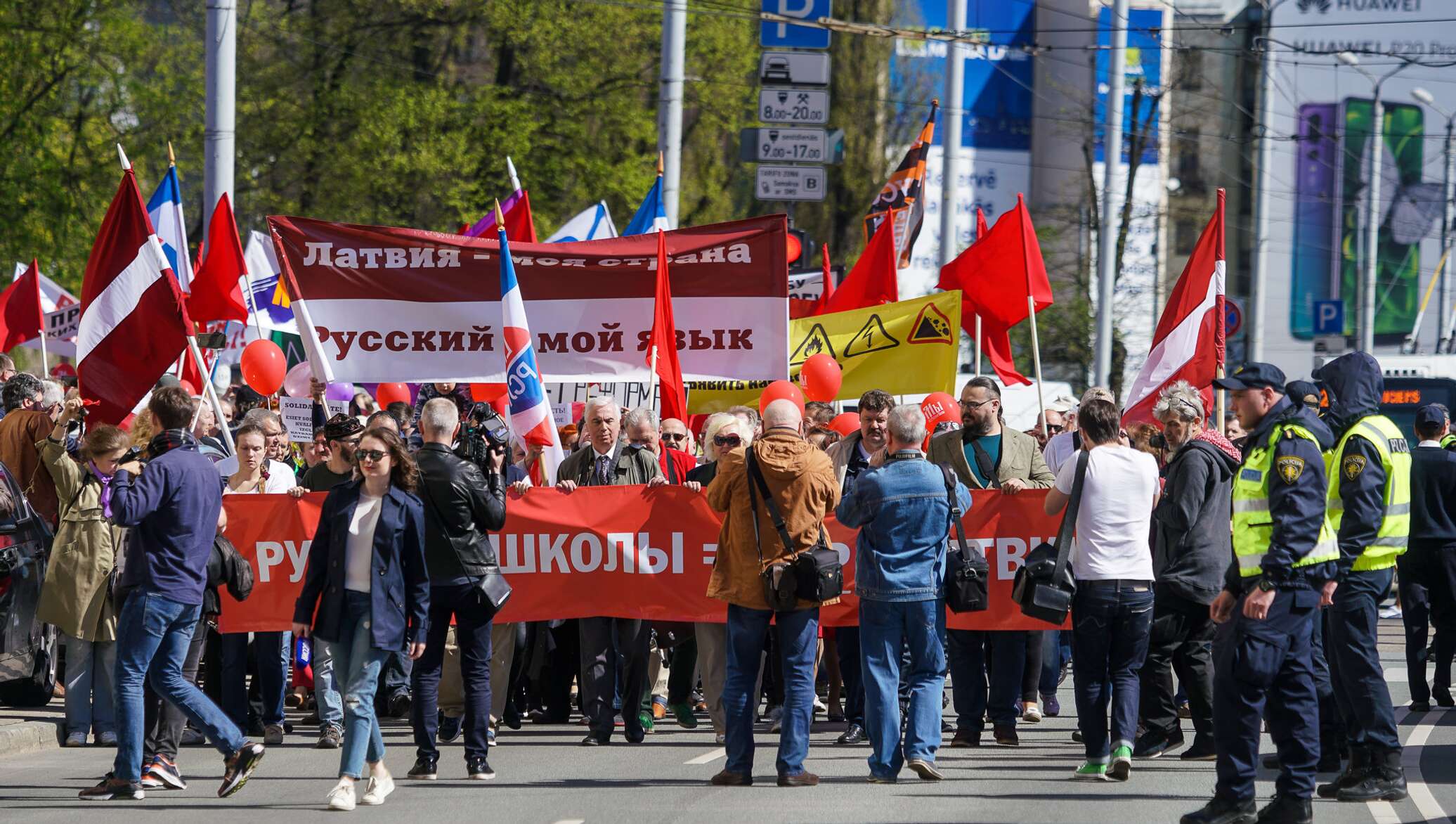 Митинги в Латвии. Русские в Прибалтике. Протесты русских в Латвии. Русские протесты в Прибалтике.