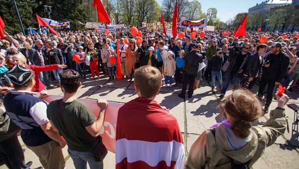 Первомайская демонстрация Штаба защитников русских школ в Риге - Sputnik Латвия