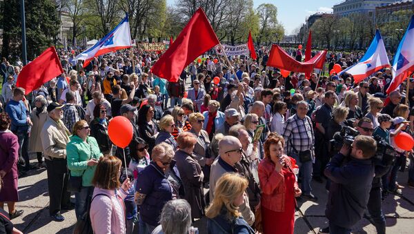 Первомайская демонстрация Штаба защитников русских школ в Риге - Sputnik Latvija