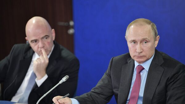 3 мая 2018. Президент РФ Владимир Путин и президент FIFA Джанни Инфантино (слева) на заседании наблюдательного совета АНО Организационный комитет Россия-2018. - Sputnik Латвия