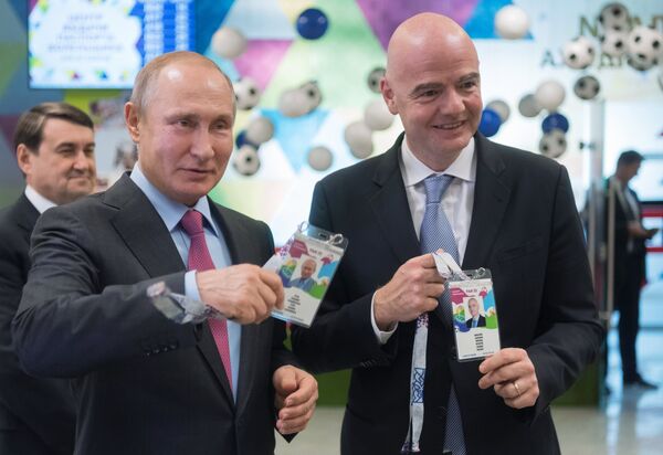 Президент РФ Владимир Путин и президент FIFA Джанни Инфантино (справа) во время посещения в Сочи Центра выдачи паспортов болельщиков чемпионата мира по футболу 2018 в России. Президент РФ Владимир Путин и президент FIFA Джанни Инфантино (справа) во время посещения в Сочи Центра выдачи паспортов болельщиков чемпионата мира по футболу 2018 в России. - Sputnik Латвия