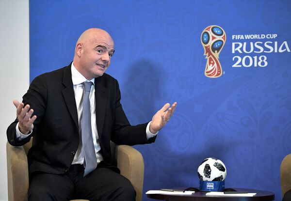 Президент FIFA Джанни Инфантино во время беседы с президентом РФ Владимиром Путиным в Сочи. Президент FIFA Джанни Инфантино во время беседы с президентом РФ Владимиром Путиным в Сочи. - Sputnik Латвия