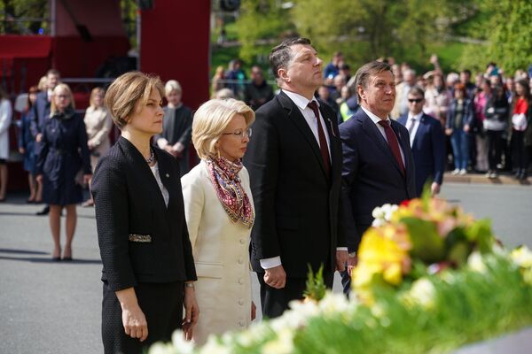 Первые лица государства у Памятника Свободы Первые лица государства у Памятника Свободы - Sputnik Латвия