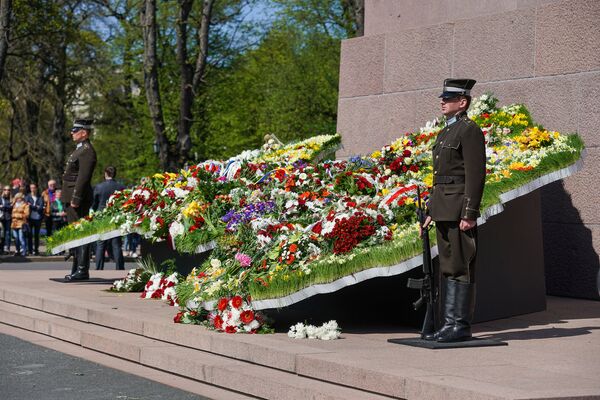 Выложенный цветами контур Латвии у памятника Свободы Выложенный цветами контур Латвии у памятника Свободы - Sputnik Латвия