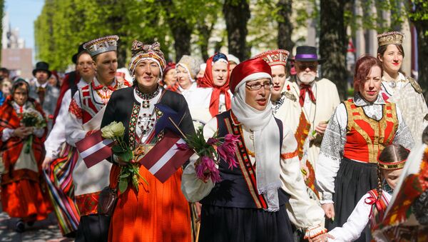 Шествие Надень народный костюм в честь Латвии - Sputnik Латвия