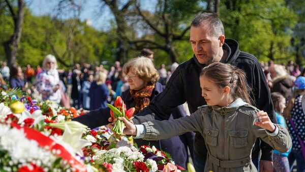 Жители Риги заполняют цветами контур Латвии у Памятника Свободы - Sputnik Латвия