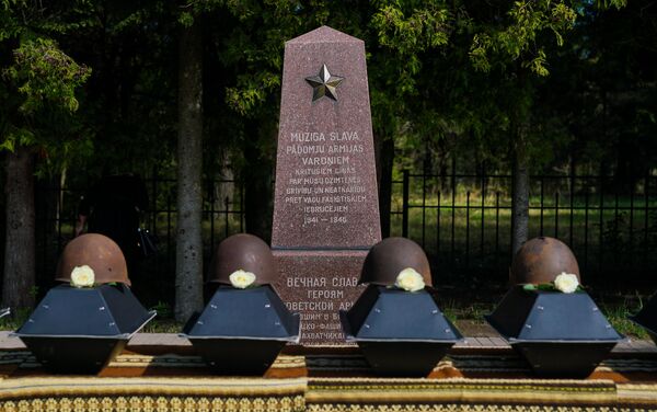 Церемония захоронения останков советских воинов на братском кладбище в Ропажи - Sputnik Латвия