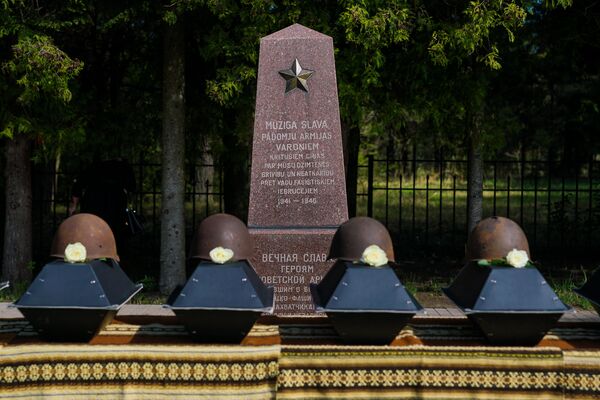 Церемония захоронения останков советских воинов на братском кладбище в Ропажи Церемония захоронения останков советских воинов на братском кладбище в Ропажи - Sputnik Латвия