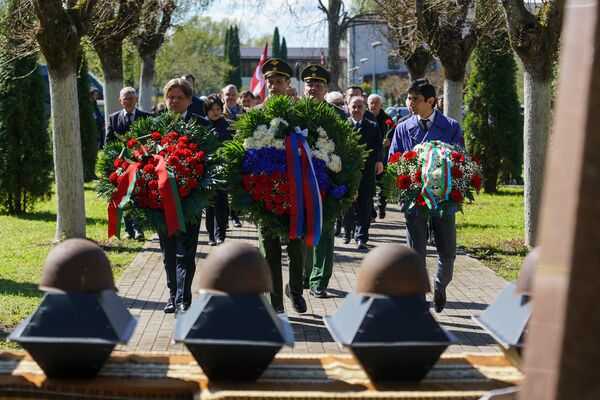 Церемония захоронения останков советских воинов на братском кладбище в Ропажи Церемония захоронения останков советских воинов на братском кладбище в Ропажи - Sputnik Латвия