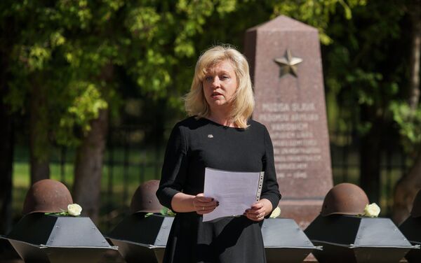 Регина Лочмеле-Лунева на церемонии захоронения останков советских воинов на братском кладбище в Ропажи - Sputnik Латвия