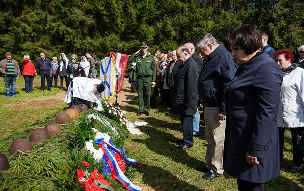Послы Азербайджана, Беларуси и России приняли участие в церемонии захоронения останков советских воинов на братском кладбище в Ропажи - Sputnik Латвия
