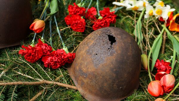Пробитая пулей каска времен Второй мировой войны на могиле советских воинов - Sputnik Латвия