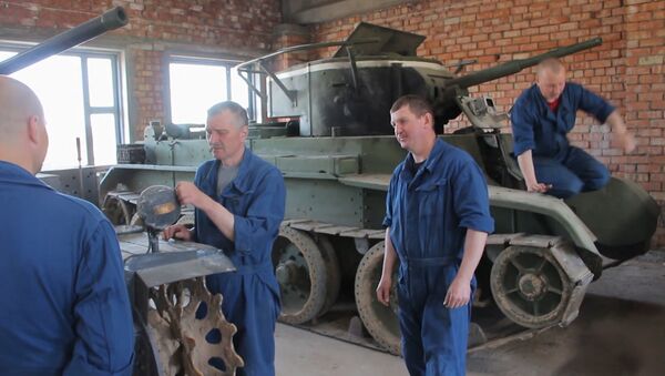 Семья из Белоруссии занимается восстановлением танков - Sputnik Латвия