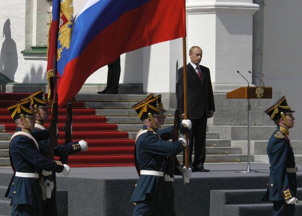 Смотр Президентского полка на Соборной площади Кремля Смотр Президентского полка на Соборной площади Кремля - Sputnik Латвия
