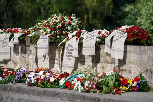 Возложение цветов на Братском кладбище в День памяти жертв Второй мировой войны 8 мая Возложение цветов на Братском кладбище в День памяти жертв Второй мировой войны 8 мая - Sputnik Латвия